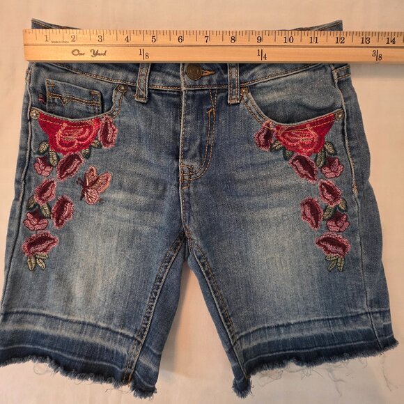 Beautiful pre-owned Vigoss women's embroidered jean shorts, size 10. - Picture 3 of 9